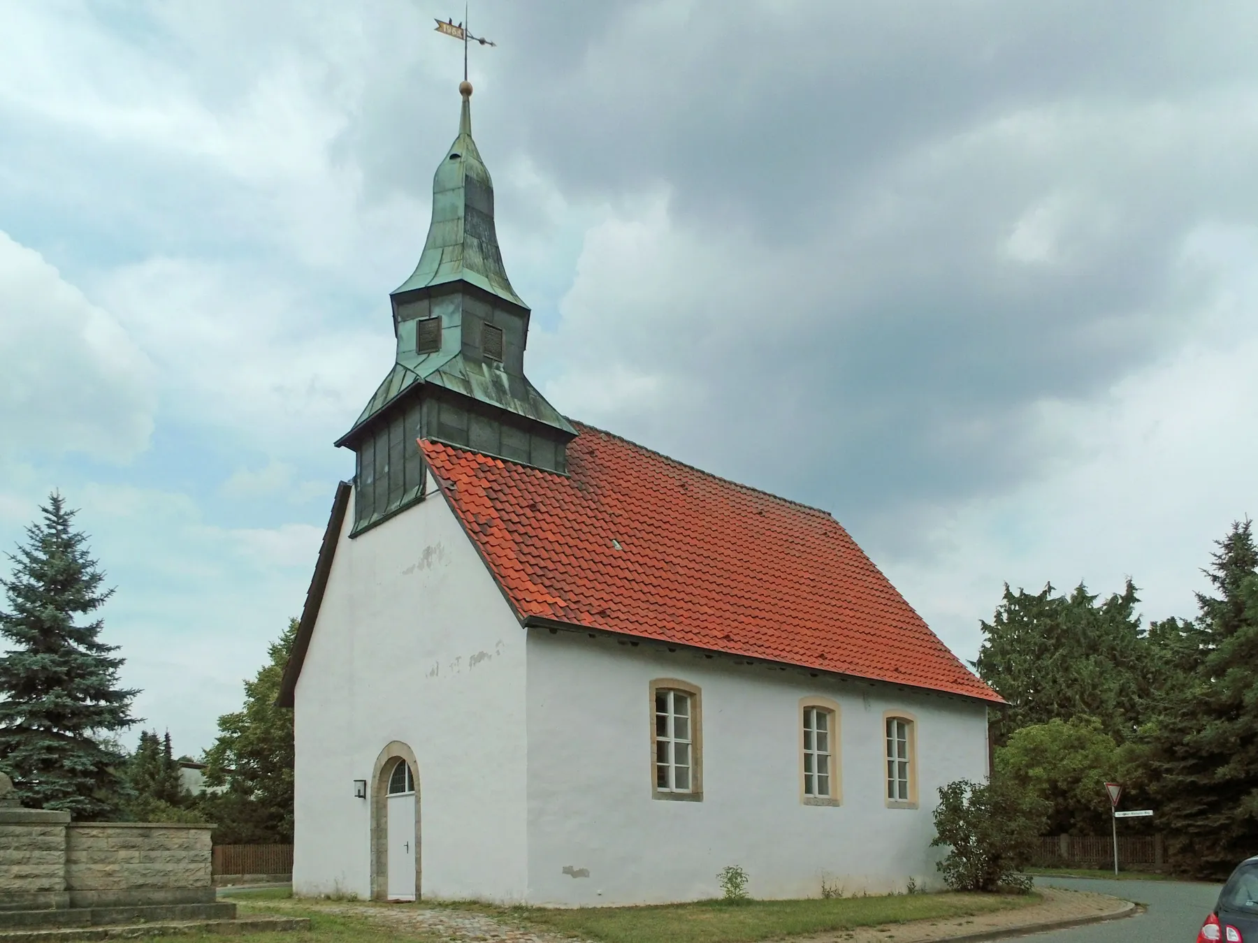 Die Stephanskirche in Rennau mit weißem Kirchenschiff, rotem Ziegeldach und grünem Turmhelm